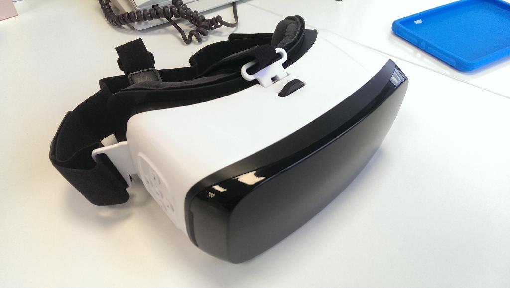 Virtualios realybės akiniai, pagaminti iš plastiko, su įmontuotu 5,5 colio įstrižainės LCD ekranu, kurio maksimali skiriamoji geba 1920*1080 pikselių, turintys reguliuojamus optinius lęšius, kurių skersmuo 42 mm, įmontuotą procesorių „H8 Octa - Core Cortex A7“, palaikantį iki 2,0 GHz taktinį dažnį, operatyviąją (RAM) 2 GB ir nuskaitomąją (ROM) 16 GB arba 32 GB (pasirinktinai) atmintį, integruotą bateriją, kurios talpa 3000 mAh, palaiko bevielio ryšio standartus: 802.11 b/g/n ir „bluetooth 4.0“, taip pat turi mikro USB ir USB jungtis, galimybę praplėsti įrenginio atmintį lustinėmis atminties kortelėmis iki 32 GB talpos, įdiegta operacinė sistema „Nibiru“. 
Prietaiso matmenys 175,6 X 118,5 X 118,4 mm, svoris 433 g.