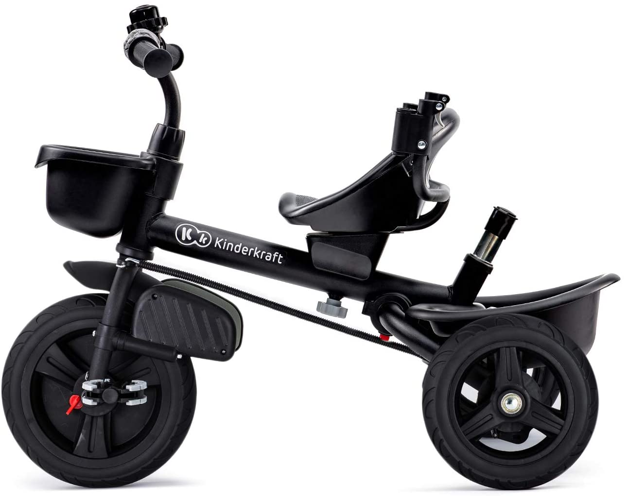 L'article est un véhicule multifonctionnel non motorisé à trois roues pour enfants avec un cadre en ‎acier, des pneus en EVA et un siège et un auvent en polyester. Les dimensions de l'article sont ‎de 108 x 50 x 112 centimètres. Il est équipé d'un repose-pieds pliable, d'une tige de poussée ‎parentale réglable, d'une barre de sécurité amovible, d'un pare-soleil pliable, de pédales et de ‎frein et d’un contenant en forme de panier amovible. ‎
Les fonctionnalités mentionnées ci-dessus permettent à l'utilisateur de faire des ajustements en ‎fonction du développement et de l'âge de l'enfant. Le véhicule est conçu pour créer 6 étapes ‎différentes, en commençant par permettre à l'enfant de garder les pieds sur le repose-pieds, puis ‎sur les pédales à roue libre et à partir de 30 mois pour rouler de manière autonome. Toutes les ‎étapes des réglages sont effectuées sur un châssis en forme de tricycle. Le produit est conçu ‎pour les enfants de 9 mois à 5 ans, c'est-à-dire qu'il est poussé à la main par un adulte pendant ‎‎21 mois et propulsé à l'aide de pédales par un enfant - utilisé comme tricycle - pendant 30 mois.‎
Le véhicule a donc 2 fonctions :‎
‎- un véhicule jouet en forme de tricycle (9503)‎
‎- une poussette (8715)‎
en application de la RGI 3 c) il est classé dans le dernier numéro de code correspondant.‎