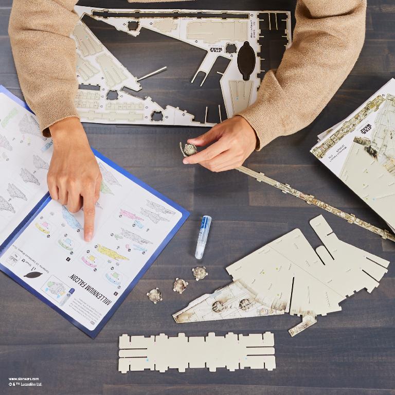 Un jouet de construction en carton. Le jouet se présente sous la forme de plusieurs feuilles imprimées ‎avec une épaisseur de 1,85 mm‎, qui contiennent des pièces prédécoupées. Ces pièces sont ensuite ‎assemblées pour ‎former le modèle final, qui peut représenter un vaisseau spatial, par exemple. ‎
Un tube de colle à modeler de 6 ml est également fourni car de petites quantités sont nécessaires lors ‎‎des étapes finales de l’assemblage. ‎
Le but du jouet est de construire / d'assembler un objet à partir des éléments de base fournis. ‎
