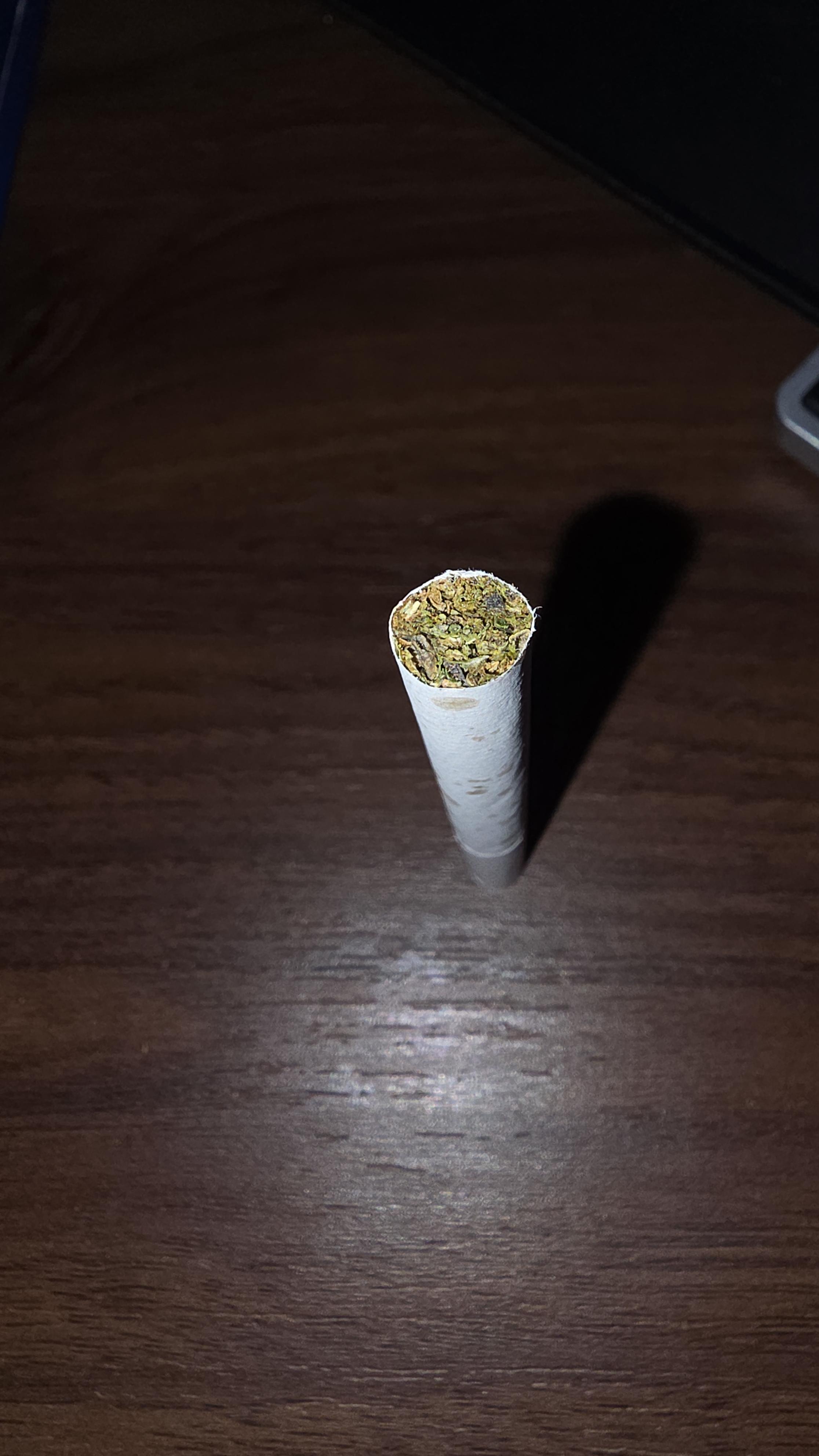 Cigarettes au chanvre, sans tabac, contenant moins de 1 % en poids de tétrahydrocannabinol (THC), munies d’un filtre et conditionnées en paquets de 20 cigarettes.
Le produit est destiné à être fumé en l’état.