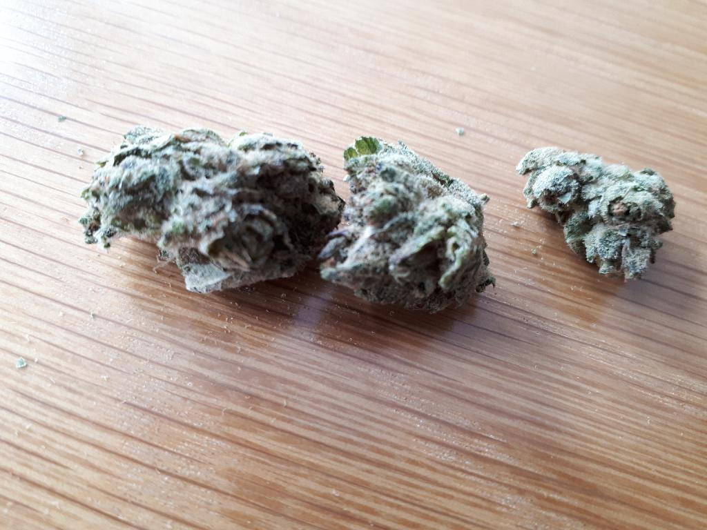 Il s'agit de fleurs de chanvre CBD (Cannabis Sativa L.).
Le produit est destiné à être fumé, ce qui est clairement indiqué sur l'emballage.
Les emballages de 2 grammes contiennent 100% de fleurs de chanvre.
D'après les analyses fournies pour le titulaire, le taux de CBD (Cannabidiol) du produit est de +/- 3.8% et le taux de THC (Tétrahydrocannabinol) de 0.13%.
