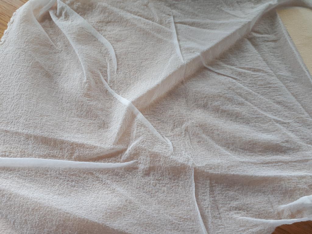 L'article est un tissu de filaments synthétiques, contenant au moins 85% en poids de filaments de nylon, écrus ou blanchis.
Cette marchandise est utilisée dans la fabrication de tissus techniques et plus précisément pour la fabrication d'entoilage.
L'entoilage entre dans la confection des vestes, jupes, chemises, etc... et assure la bonne tenue de ces vêtements, ainsi que des poignets et cols de chemises.