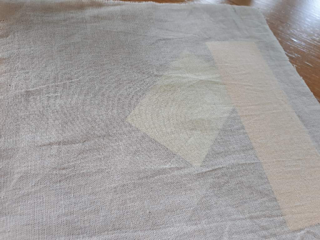 L'article est un tissue à armure toile 100% coton, écru, d'un poids de 75130 g/m2, d'une largeur excédant 165 cm. 
Cette marchandise est utilisée dans la fabrication de tissus techniques et plus précisément pour la fabrication d'entoilage.
L'entoilage entre dans la confection des vestes, jupes, chemises, etc... et assure la bonne tenue de ces vêtements, ainsi que des poignets et cols de chemises.