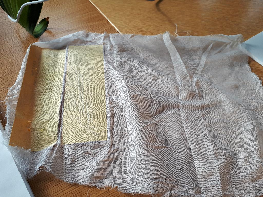 L'article est un tissu de fils de filaments synthétiques, contenant 100% en poids de filaments de polyester texturés, blanchi.
Cette marchandise est utilisée dans la fabrication de tissus techniques et plus précisément pour la fabrication d'entoilage.
L'entoilage entre dans la confection des vestes, jupes, chemises, etc... et assure la bonne tenue de ces vêtements, ainsi que des poignets et cols de chemises.