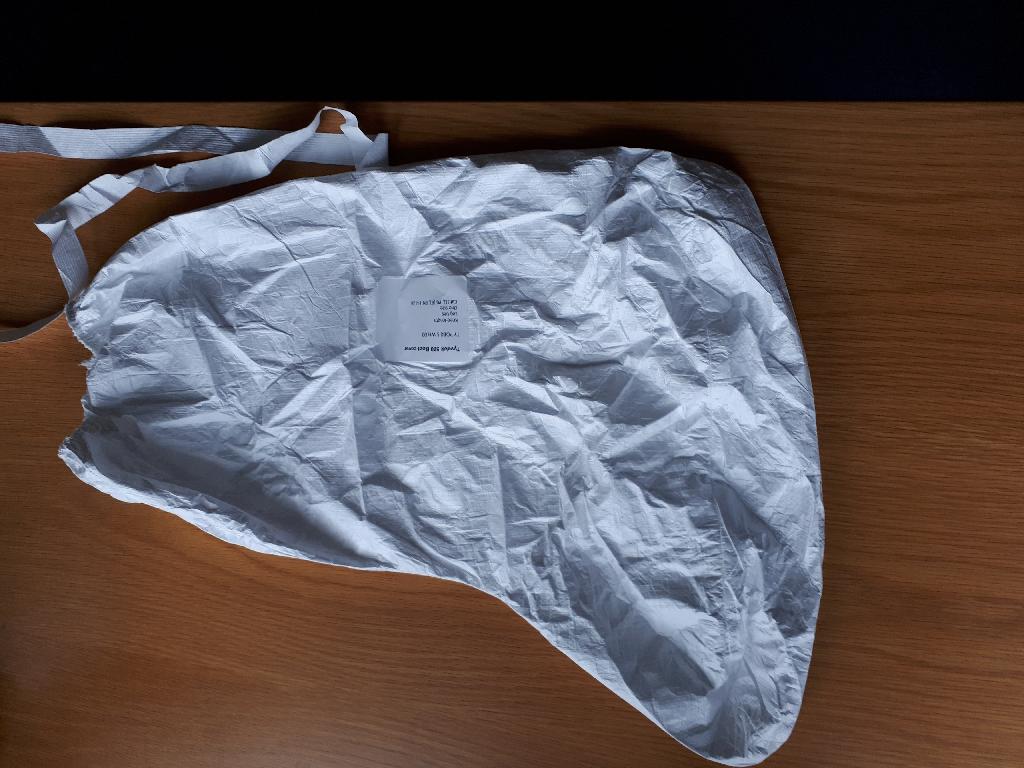 Il s'agit de couvre-bottes de protection.
Le produit est manufacturé à partir de non-tissé et n'a pas de semelle extérieure.