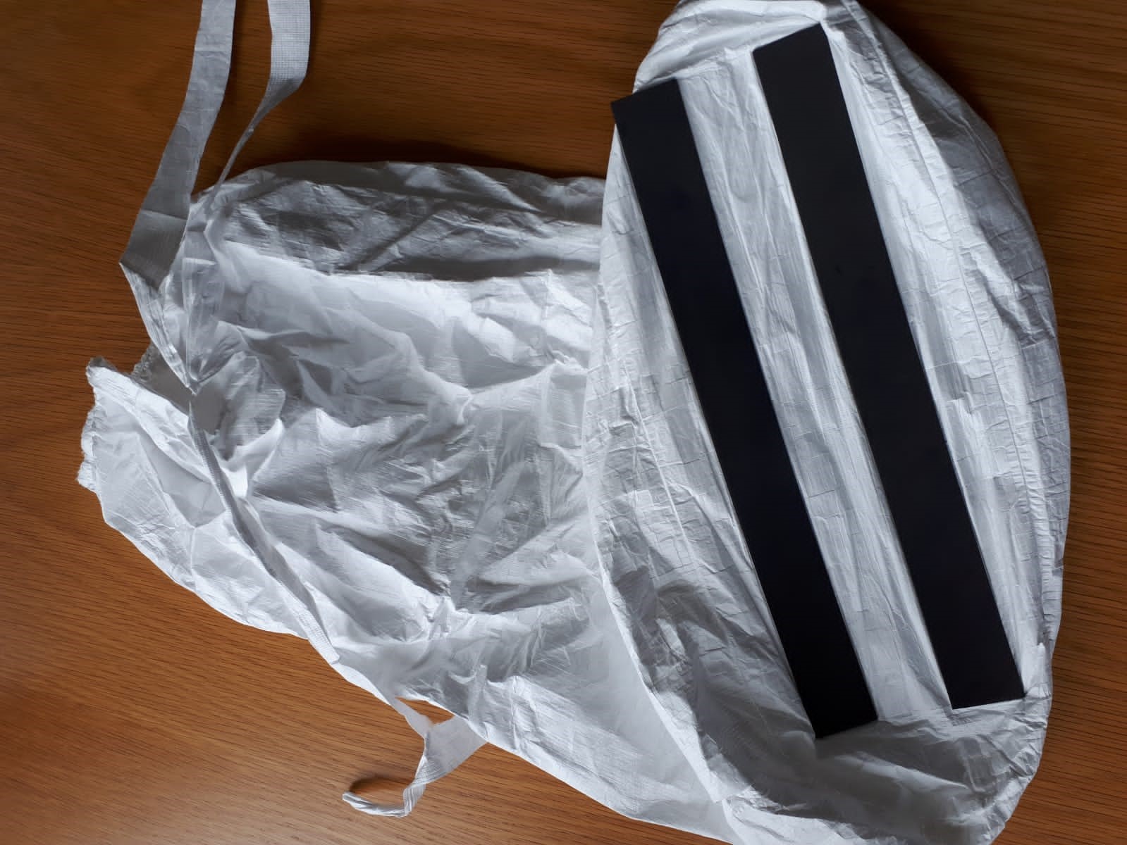 Il s'agit de couvre-bottes de protection.
Le produit est manufacturé à partir de non-tissé et a une protection anti-dérapante, mais celle-ci ne constitue pas une semelle extérieure vu qu'elle ne couvre pas entièrement le bas du pied.