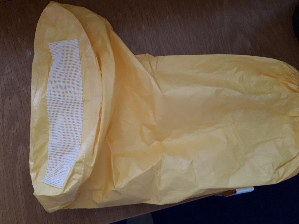 Il s'agit de couvres-bottes « TYCHEM© 2000 C Boot cover ».
Le produit est manufacturé à partir de nontissé et n'a pas de semelle extérieure, mais seulement une protection anti-dérapante ne couvrant pas entièrement la plante du pied, respectivement la semelle des chaussures à couvrir.