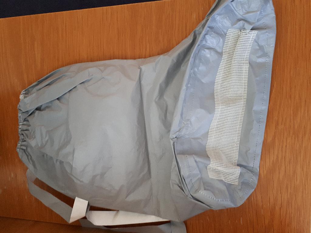 Il s'agit de couvres-bottes « TYCHEM© 6000 F Boot cover ».
Le produit est manufacturé à partir de nontissé et n'a pas de semelle extérieure, mais seulement une protection anti-dérapante ne couvrant pas entièrement la plante du pied, respectivement la semelle des chaussures à couvrir.