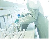 Il s'agit de manches protectrices « TYCHEM© 6000 F Sleeve ».
Le produit est manufacturé à partir de nontissé.