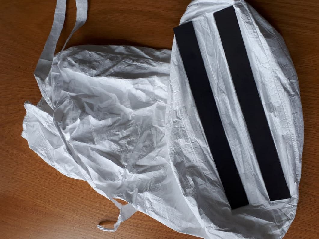 Il s'agit de couvre-bottes de protection « Tyvek® 500 Boot cover with antislip ».
Le produit est manufacturé à partir de non-tissé et a une protection anti-dérapante, mais celli-ci ne constitue pas une semelle extérieure vu qu'elle ne couvre pas entièrement le bas du pied.