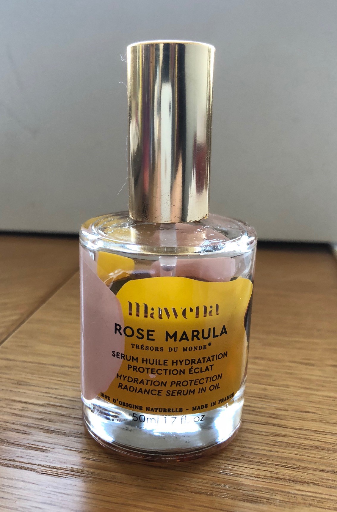 Préparation pour le soin de la peau, sous forme d’huile-sérum, utilisée sur la peau pour un effet ‎hydratant et protecteur, qui nourrit et renforce la peau sans la graisser, conditionnée pour la vente au ‎détail en flacon de 50 ml.‎