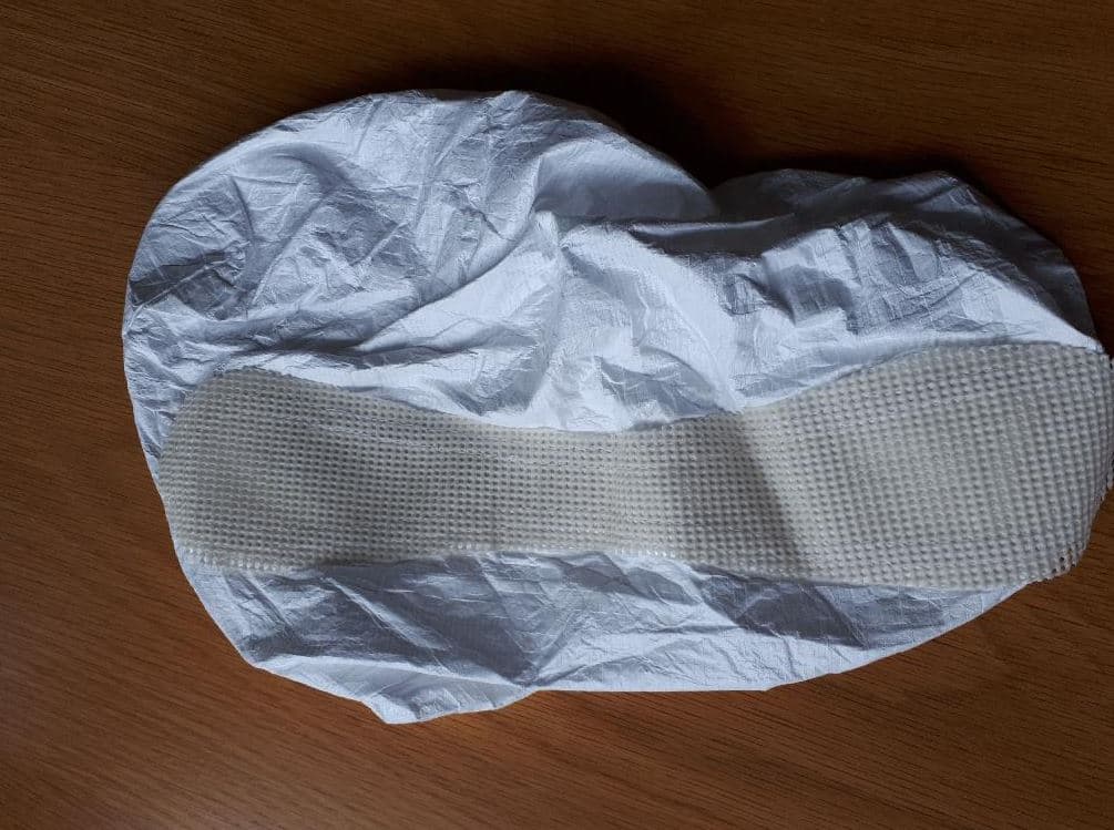Il s'agit de couvre-chaussures anti-dérapantes « Tyvek® 500 Shoe cover with antislip».
Le produit est manufacturé à partir de non-tissé et n'a pas de semelle extérieure, mais seulement une protection anti-dérapante ne couvrant pas entièrement la plante du pied, respectivement la semelle des chaussures à couvrir.