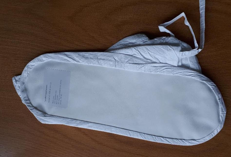 Il s'agit de couvre-bottes « Tyvek® IsoClean® Model IC 458 B WH 00 ».
Le produit est manufacturé à partir de non-tissé et a une semelle extérieure ‎en matière plastique.‎
Processus de fabrication:‎
Les couvre-chaussures sont manufacturés à partir de non-tissé. Les non-tissés ‎sont fabriqués à l'aide de filage par évaporation. Les couches de fibres sont ‎consolidées avec différents types de calandres utilisant la chaleur et la ‎pression. Les différentes surfaces des calandres donnent au non-tissé une ‎surface lisse et rugueuse.‎