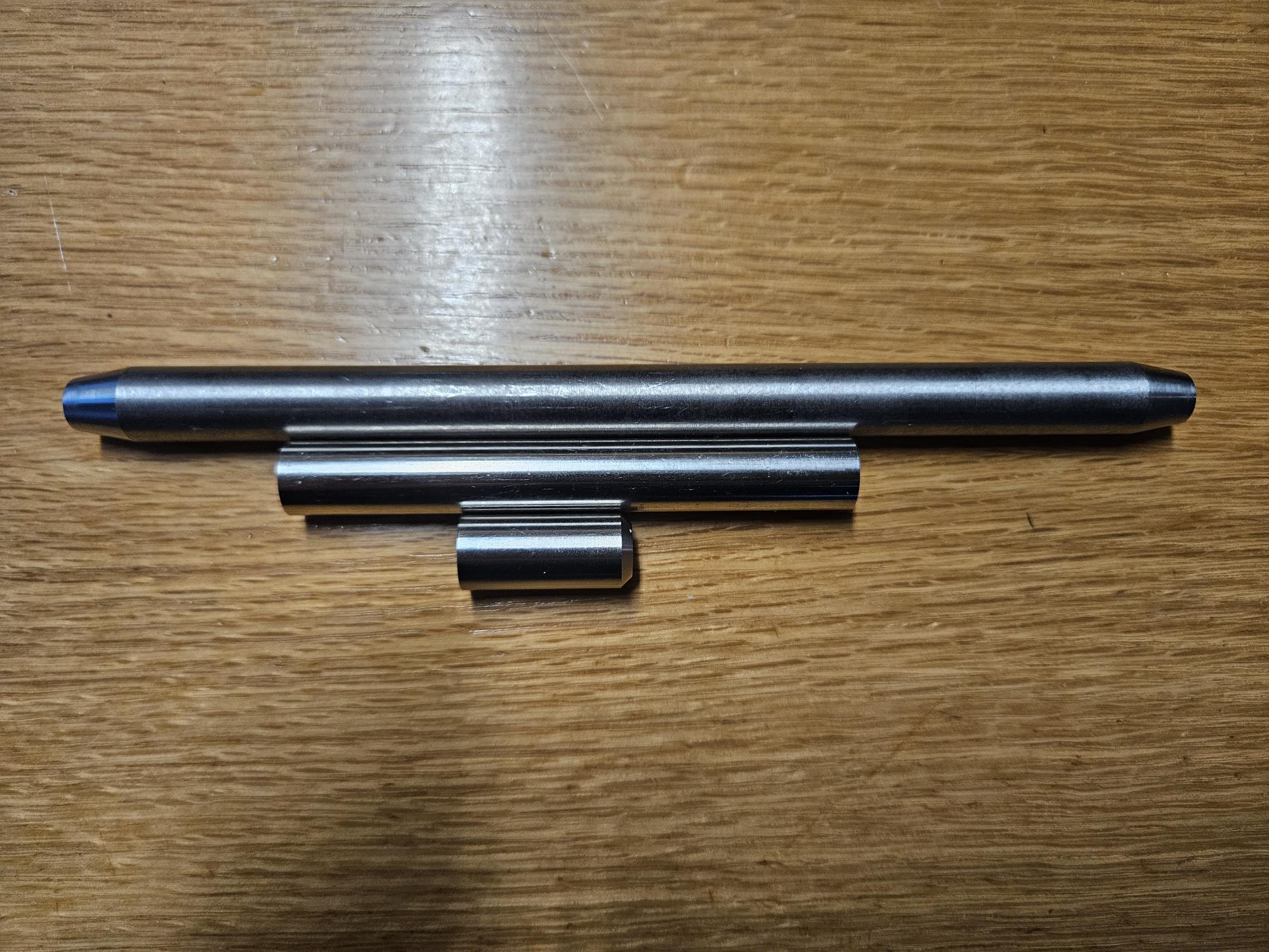 Il s’agit de 3 douilles/tubes de sertissage : ce sont des produits creux concentriques de section constante circulaire, avec un seul creux fermé, sur toute leur longueur et dont le profil extérieur et intérieur a la même forme. Les parois des tubes ont une épaisseur constante.

Produit 1 : Diamètre extérieur : 13,5mm. Longueur 30mm. Finition poli miroir. Une extrémité est chanfreinée.

Produit 2 : Diamètre extérieur : 13,5mm. Longueur 100mm. Finition poli miroir. Les deux extrémités sont coupées droit.

Produit 3 : Diamètre extérieur : 13,5mm. Longueur 200mm. Finition poli miroir. Les deux extrémités sont coniques (par un procédé d’enlèvement de matière).
Selon les informations du demandeur, il s’agit de produits en acier inoxydable qui ont été laminés à chaud et ensuite fabriqués à l'aide d'une machine CNC, conformément aux dimensions spécifiées dans le dessin.
Au moment de la présentation, les caractéristiques et les propriétés objectives des tubes ne permettent pas d’identifier leur usage et ils peuvent par conséquent avoir un usage général.