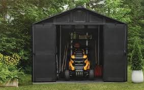 Il s’agit d’une construction préfabriquée se présentant sous la forme d’un abri de jardin.‎
Dimensions après l’assemblage : L 305 cm x P 243 cm x H 251 cm. Poids du produit : 184 kg
Le produit est conçu pour‎ le rangement d’articles divers et pour y exercer des activités telles que ‎le bricolage.‎
Il est fabriqué principalement en polypropylène (PP) et comporte quelques petites pièces en ‎métal.‎
Il est doté d'un toit et fermé de tous les côtés. En outre, il est équipé d'une double porte. ‎
Il s’agit d’une structure dans laquelle des personnes peuvent entrer en se tenant droit et se ‎mouvoir en se tenant debout, notamment pour y exercer leurs activités.‎
Il est livré non assemblé dans des cartons.‎