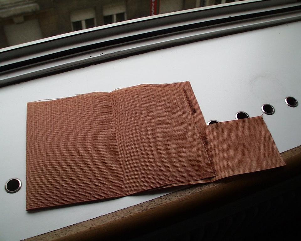 Tissu, imprégné, de couleur beige/brune, en vue d'améliorer son adhésion au caoutchouc,servant de trame dans la fabrication de courroies (bandes) transporteuses, par application à chaud et sous pression.

Le tissu est en 100% polyester enduit d'un composé de Resorcisol, fomaldehyde, latex, etc. (RFL)