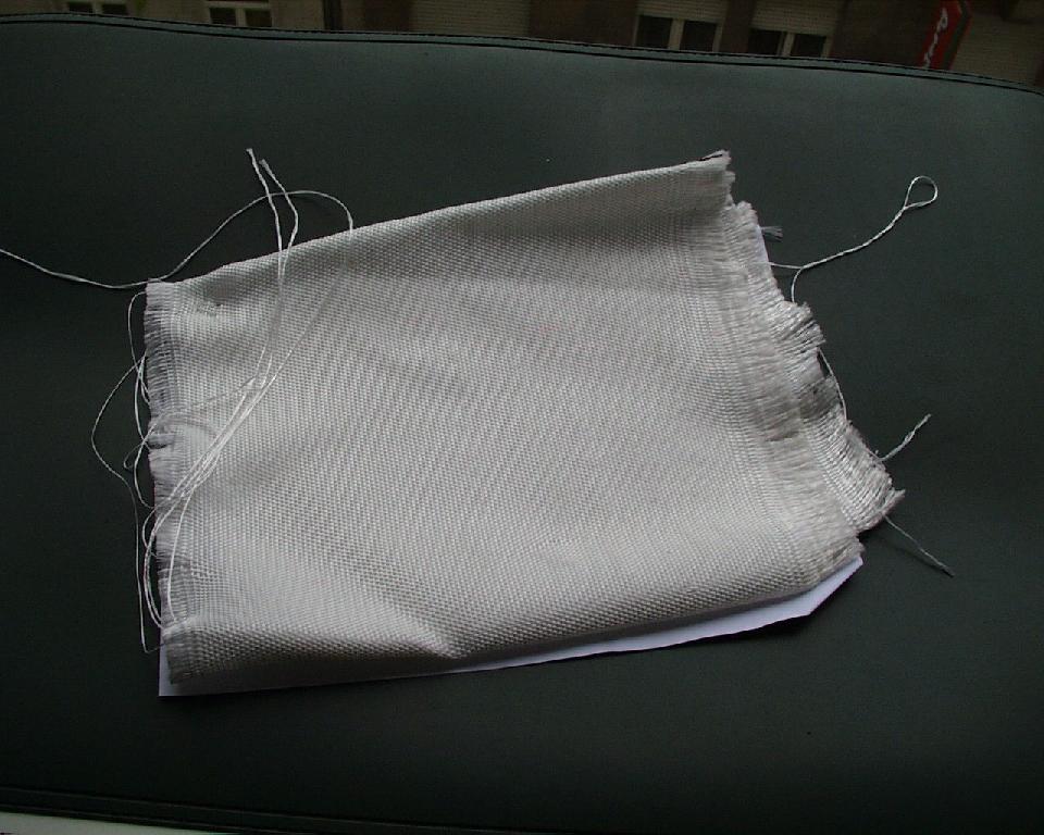 Tissu grège obtenu à partir de fils à haute tenacité de polyester servant de trame dans la fabrication de courroies (bandes)transporteuses en 100% de fils en polyester torsadé d'une tenacité supérieure à 53 cN/tex
Masse théorique de 352 gm/m2
Epaisseur de 70 mm