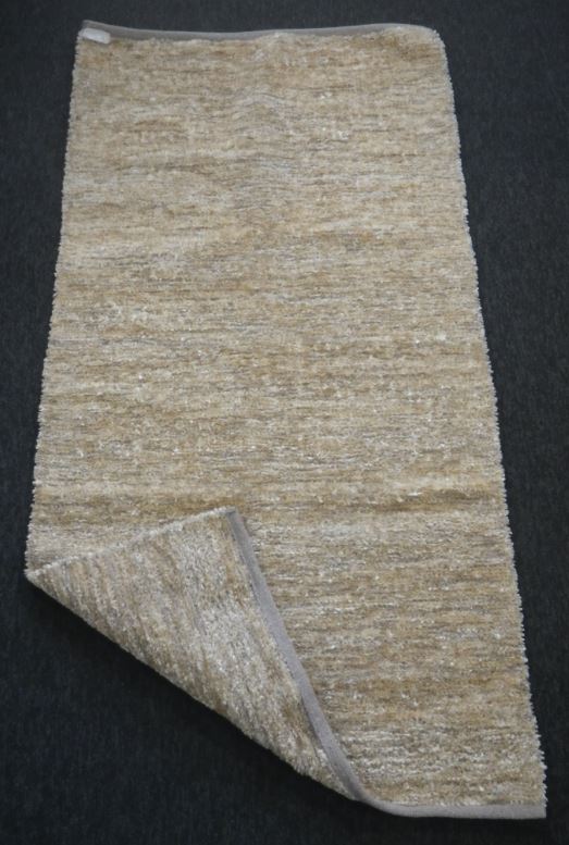 Taisnstūra formas austs paklājs no poliestera (70 %) un kokvilnas (30 %). Izmēri 70 x 140 cm. Šaurākās malas ir nolocītas un nošūtas. Paklājā ir ieausti plūksnoti (Šenila) pavedieni, kas paklāja abās pusēs veido aptuveni 5-7 mm garas plūksnas.