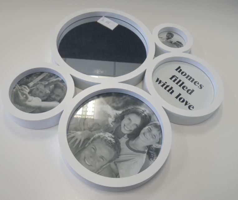Izstrādājums, kurš sastāv plastmasas korpusa, kas veido piecus dažāda lieluma apļus. Lielākajā aplī ir ievietots stikla spogulis, pārējiem apļiem ir stikla virsma, aiz kuras ievietotas apdrukātas papīra loksnes. Aizmugurē apļiem ir iestiprināta kartona pamatne, kā arī aizdares elementi.  Pie korpusa aizmugurē ir piestiprināti divi metāla āķi.