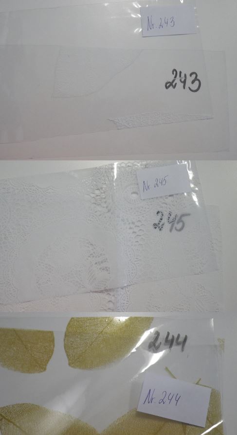 Vaskadrāna, kas sastāv no apdrukātas plastmasas (polivinilhlorīda) plēves loksnes. Tai ir taisnstūra forma, kuras platums ir aptuveni 140 cm. Loksnes biezums ir aptuveni 0,15 mm. Atbilstoši pieteicēja sniegtajai informācijai plastifikatoru daudzums precē ir 8 %.