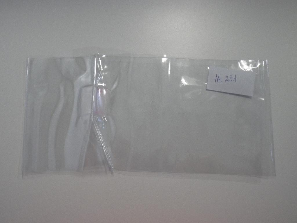 Vaskadrāna, kas sastāv no caurspīdīgas plastmasas (polivinilhlorīda) plēves loksnes. Tai ir taisnstūra forma, kuras platums ir aptuveni 140 cm. Loksnes biezums ir aptuveni 0,15 mm. Atbilstoši pieteicēja sniegtajai informācijai plastifikatoru daudzums precē ir 6 %.