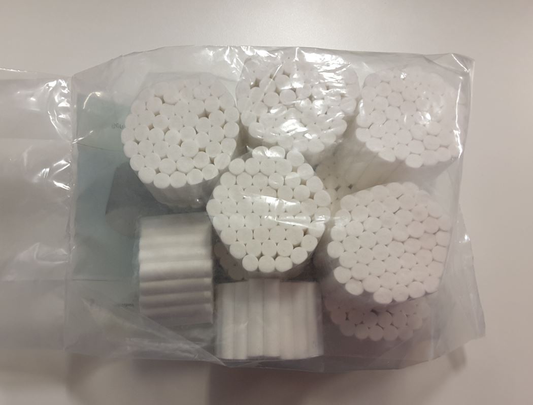 Cilindra formas zobu tampons no kokvilnas vates, aptuveni 38 mm garš un ar diametru aptuveni 8 mm. Iepakots mazumtirdzniecības iepakojumā (iepakojumā kopā ir 600 zobu tamponi). To lieto zobārstniecības procedūrās siekalu un asiņu absorbēšanai. Nav sterils.