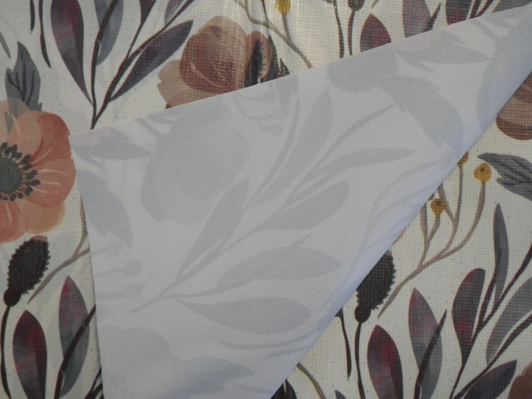 Galdauts, kas sastāv no apdrukātas bezporu plastmasas (polivinilhlorīda) plēves loksnes, kas sagriezta taisnstūra formā, izmēri ir aptuveni 138 x 180 cm, tālāk nav apstrādāta. Loksnes biezums ir aptuveni 0,17 mm. Atbilstoši pieteicēja sniegtajai informācijai plastifikatoru daudzums pārsniedz 6 % no svara.