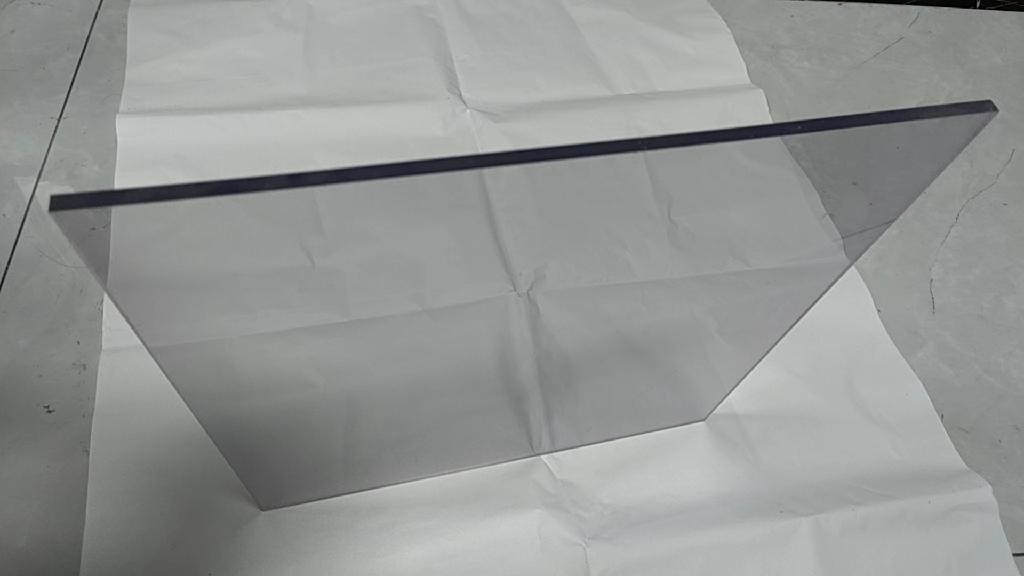Caurspīdīga plāksne no polivinilhlorīda (PVC), ko paredzēts izmantot medicīnas centrifūgu vāku ražošanā. Plāksnes izmēri: 410 x 410 x 8 mm.
Iepakojums: polietilēna putas un kartons.
Saskaņā ar pieteicēja sniegto informāciju plastifikatora saturs ir 3 %.