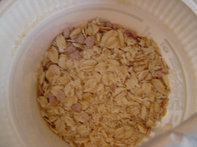 Ātri pagatavojamā auzu pārslu biezputra ar aveņu piedevu, 50g iepakojumā. Sastāvs: auzu pārslas, dabīgo aveņu piedeva, saldais krējums, pārtikas  piedevas - dabīgas un identiskas dabīgajām, cukurs, sāls. Izstrādājumam pievienojot nepieciešamo ūdens daudzumu iegūst gatavu ēdienu.