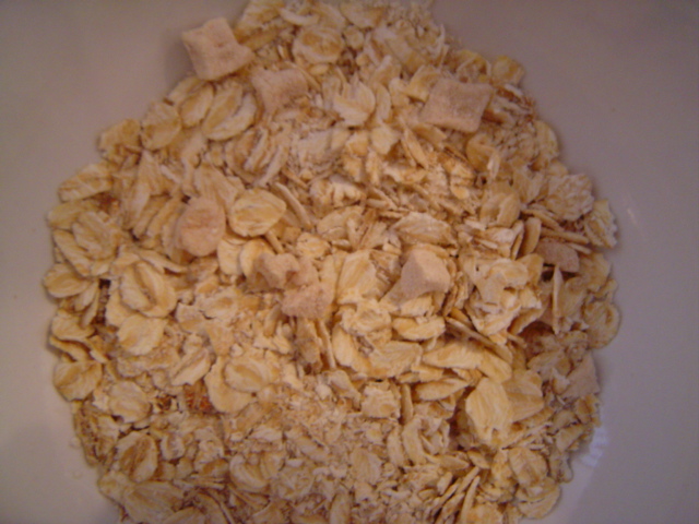 Ātri pagatavojamā auzu pārslu biezputra ar ābolu piedevu, 35g iepakojumā. Sastāvs: auzu pārslas, cukurs, dabīgo ābolu piedeva, sāls, pārtikas  piedevas - dabīgas un identiskas dabīgajām. Izstrādājumam pievienojot nepieciešamo ūdens daudzumu iegūst gatavu ēdienu.