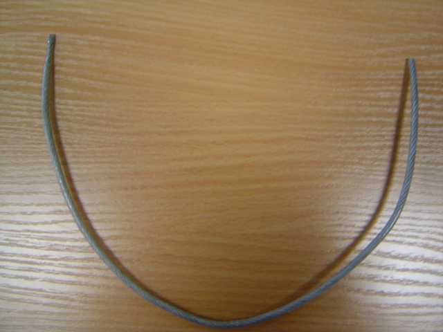 Tērauda trose, kas pārklāta ar plastmasas (PVC) apvalku. Tērauda trose sastāv no centrā novietota tērauda stiepļu vijuma, ap kuru ir apvīti seši tērauda stiepļu vijumi. Katrs stiepļu vijums sastāv no septiņām savstarpēji savītām tērauda stieplēm. Tērauda stieples ir pārklātas ar cinku. Tērauda troses, kas pārklāta ar PVC apvalku, maksimālais šķērsgriezums ir 4,06mm. Trose tiek ievesta rituļos. Tērauda stieples diametrs - 0,33mm. PVC apvalka biezums - 0,50mm.