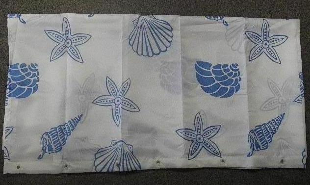 Dušas aizkars vienā gabalā no austa tekstilmateriāla, 100 % poliesters, tā aptuvenie izmēri ir 179 cm (garums) x 177 cm (platums). Tā malas ir apvīlētas. Augšējā malā ir perforēti 12 caurumi āķiem, kuros ievietotas actiņas. Aizkara virspuse ir apdrukāta ar dažādiem zīmējumiem.
Izstrādājums ir iepakots mazumtirdzniecības iepakojumā kopā ar citiem priekšmetiem – aizkaru riņķīšiem, ziepju trauku, trauku zobu birstēm, glāzi, šķidro ziepju dozatoru un paklāju. Minētie priekšmeti klasificējami atsevišķi, jo komplektā ietilpstošie priekšmeti nav paredzēti konkrētas vajadzības apmierināšanai vai darbības veikšanai (sk. SIT Nr. LV MP-12-148-2 līdz Nr. LV MP-12-148-7).