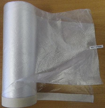 Taisnstūra formas caurspīdīga piena baltas krāsas plastmasas plēve (1400 mm x 33 m), kas vienā malā savienota ar pašlīmējošu maskējošo lenti (16 mm platumā) (līmes slānis - sintētiskais kaučuks). Būtiskāko īpašību nosaka plastmasas plēve, ņemot vērā pielietojumu, jo paredzēta lielu virsmu aizsardzībai – plastmasas plēves struktūra aizkavē krāsas izplūšanu. Plastmasas plēves biezums nepārsniedz 0,125 mm, blīvums nepārsniedz 0,94 g/cm3. Iepakojums – salocīta un uztīta uz kartona spoles (20 cm garumā), iepakota plastikātā maisiņā.