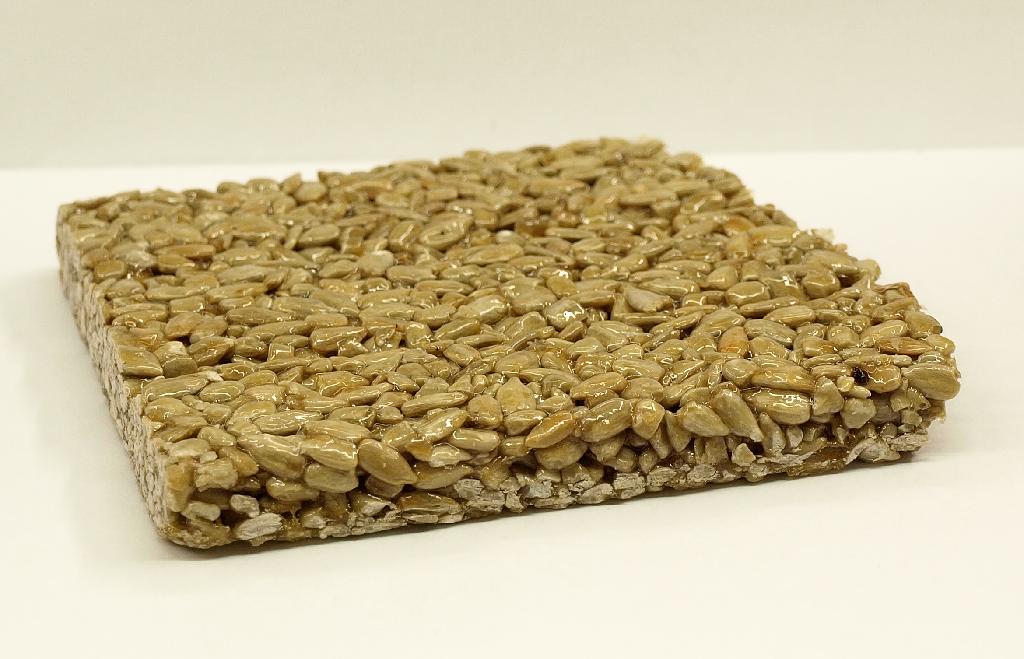 Produkts no saulespuķu sēklām un sīrupa, trīs kopā savienotu batoniņu formā.
Sastāvs: grauzdētas saulespuķu sēklas, glikozes sīrups, cukurs. Var saturēt nelielu daudzumu sezama sēklas, zemesriekstus, mandeles, valriekstus, lazdu riekstus. 
Viena iepakojuma svars - kaste 5 kg.