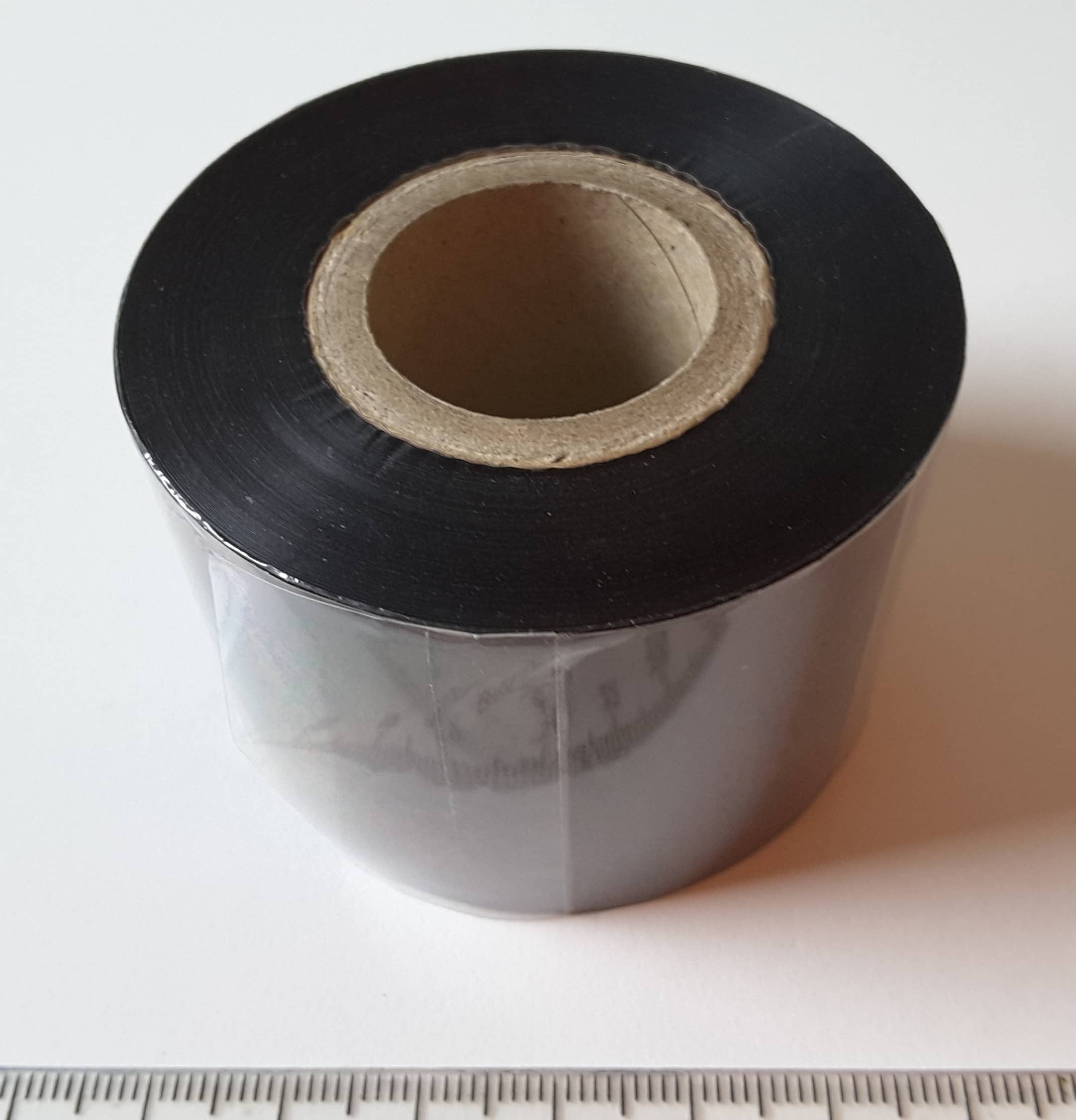 Prece ir termopārneses printeru lenta, kas izgatavota no plastmasas un pārklāta ar vasku saturošu tintes kārtu, kuru pārnes uz apdrukājamās virsmas temperatūras ietekmē (termopārneses lenta tiek piespiesta pie papīra un sasildīta ar printera galvas termoelementiem, kā rezultātā krāsviela pāriet šķidrā stāvoklī un, saskaroties ar papīra vai plēves etiķeti, pielīp tās virspusei). Termopārneses printeru lenta tiek izmantota drukas iekārtās papīra vai plēvju etiķešu apdrukāšanai. Termopārneses printeru lenta ir 4 cm plata un 300 m gara, satīta rullī uz spoles. Rullim aptīta caurspīdīga plastmasas lenta, kas pasargā tintes lentu no bojājumiem.