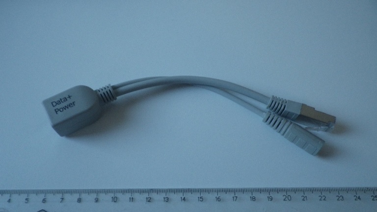 Izolēts elektrisks 10 cm garš kabelis, kas sastāv no astoņām pa pāriem savītām dzīslām, aprīkotas ar RJ45 tipa kontaktligzdu vienā galā un RJ45 kontaktdakšu otrā galā, apvienojumā ar divu dzīslu kabeli ar koaksiālo kontaktligzdu tā galā. Paredzēts spriegumam, kas nepārsniedz 1000 V. Ar kabeli tiek nodrošināta datu pārraide, datortīkla un telekomunikācijas iekārtu savienošana. Kā papildfunkcija ir iespēja nodrošināt telekomunikāciju iekārtu barošanas sprieguma padevi, izmantojot barošanas pa Ethernet jeb Power over Ethernet (PoE) principu.