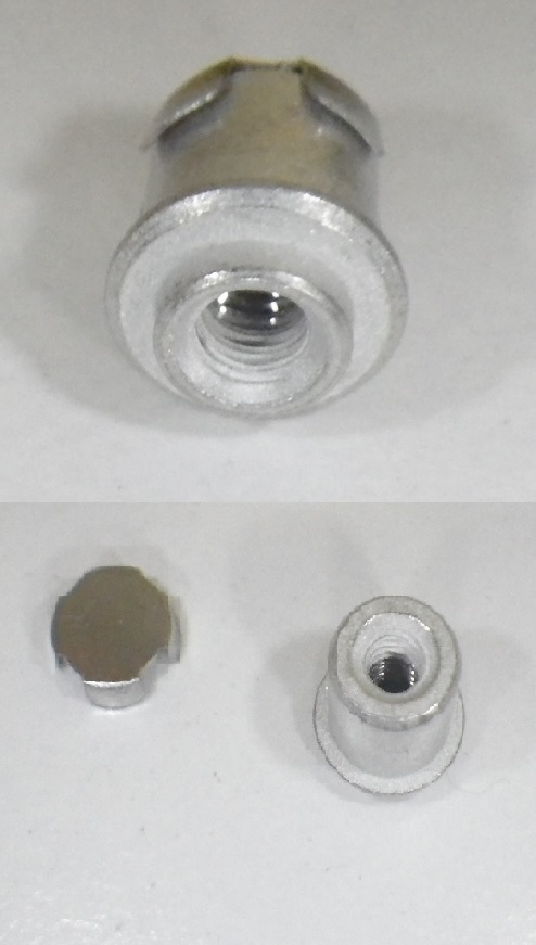 4,4 mm (izstrādājuma diametrs augšdaļā 4 mm) vara sakausējuma izstrādājums ar vītni iekšpusē un ar nerūsējošā tērauda vāciņu. Izstrādājumu pielodē uz maršrutētāja iespiedplates tam paredzētajā vietā. Pie izstrādājuma tiek pieskrūvēta “Mini PCI Express” kartiņa, tādējādi fiksējot tās stāvokli paralēli maršrutētāja iespiedplates virsmai. Saskaņā ar komersanta sniegto informāciju izstrādājums nav izmantojams citiem mērķiem, bet gan tikai vai galvenokārt bezvadu datu komunikācijai iekārtās.