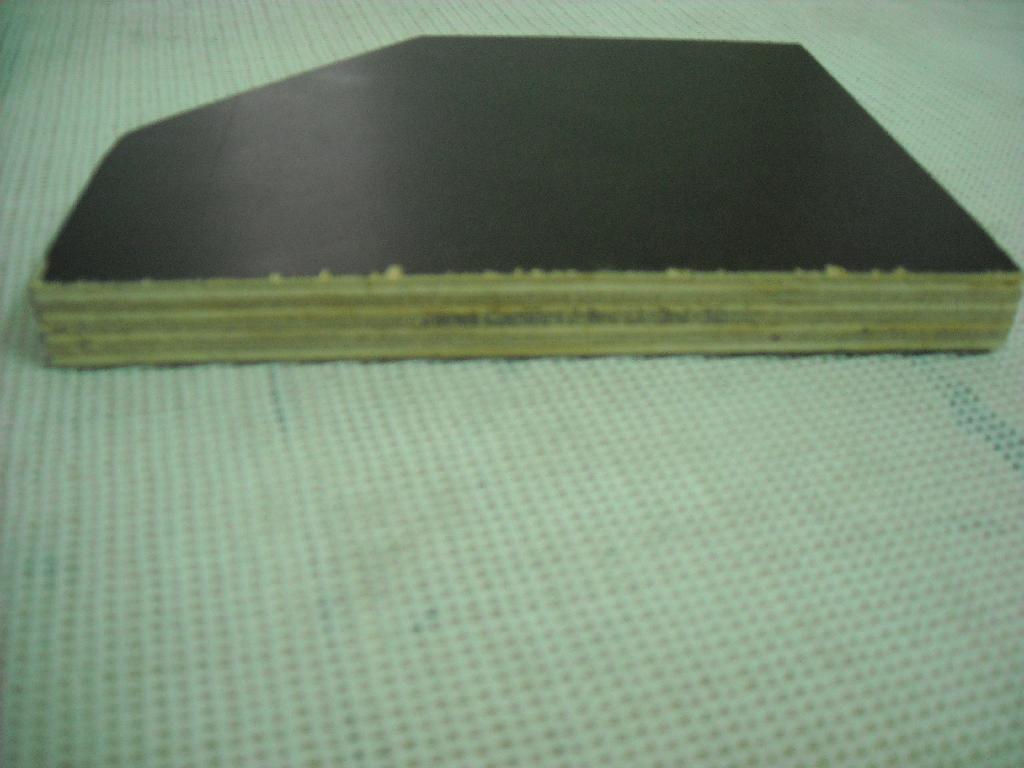 Veneer panels (plywood) consisting of 7 plies of Amesclao (non-coniferous) wood, each 2mm thick.  The outer plies of the panels are coated with a film of dark brown phenolic resin.