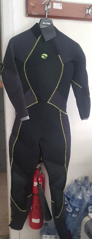 As per sample and description provided -7mm Evoke full wetsuit. Comfortable contoured glideskin collar with velcro adjustment. Extra long heavey duty ankle zippers and armour flex knee pads.
Suit is used by divers
The suit is made of neoprene and covered on both sides with knitted nylon fabric.