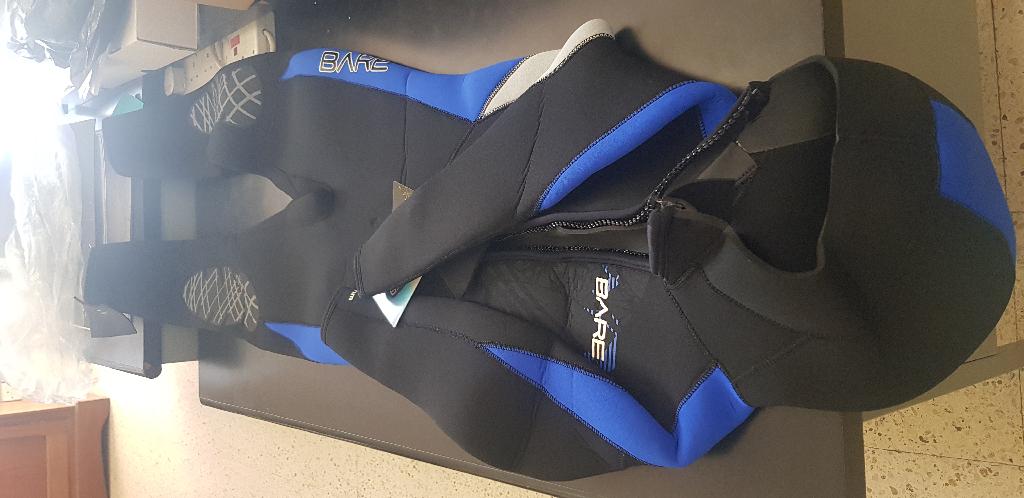As per sample and description provided - 7/6 - 7mm Neoprene torso with 6mm arms and legs. Comfortable 5mm glideskin collar with Velcro adjustment. It has a heavy duty front zipper.
Suit is used by divers.
It is made of neoprene and covered on both sides with knitted nylon fabric. Inside of hood is made of glideskin material.