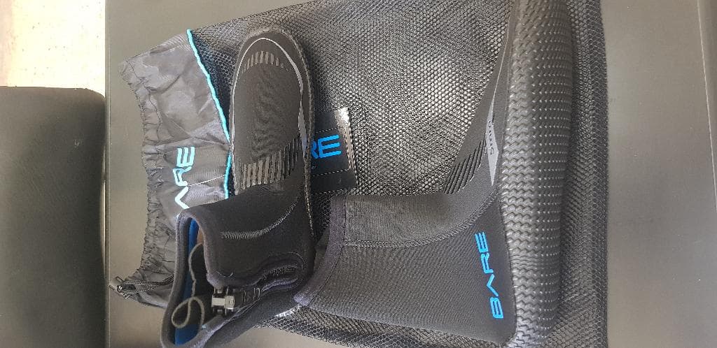 As per description and sample provided - An ankle boot approximately 20cm high.  The boot has a neoprene rubber upper covering on both sides with textile and a glued plastic sole. It has a full side zipper closure.
It is used by divers.