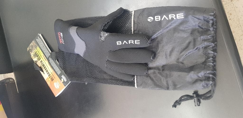 As per description and sample provided - a 5mm Ultrawarmth Glove - 055940BLK. Glove is made of neoprene covered on both sides with fabric.  3D screen printing on the palm for gripping purposes.
Glove is used by divers