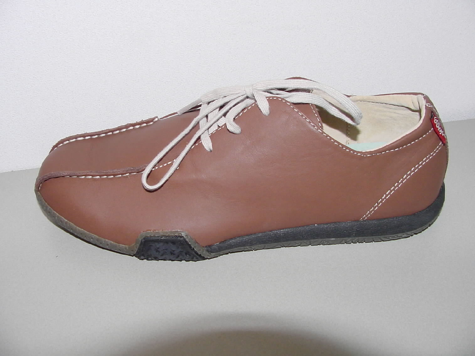 Een schoen met een bovendeel van leder en een buitenzool van kunststof of rubber met de volgende kenmerken:
- niet als dames- of herenschoen te onderkennen;
- de enkel niet bedekkend;
- voorzien van een vetersluiting;
- het bovendeel bestaat uit drie delen waarbij het middelste deel over de tenen en de voorvoet loopt en eindigt boven de wreef als tong;
- op de hiel een extra versteviging; 
- een uitneembare binnenzool;
- de buitenzool loopt aan de buitenzijde over een lengte van ongeveer 4 cm over het lederen bovendeel.