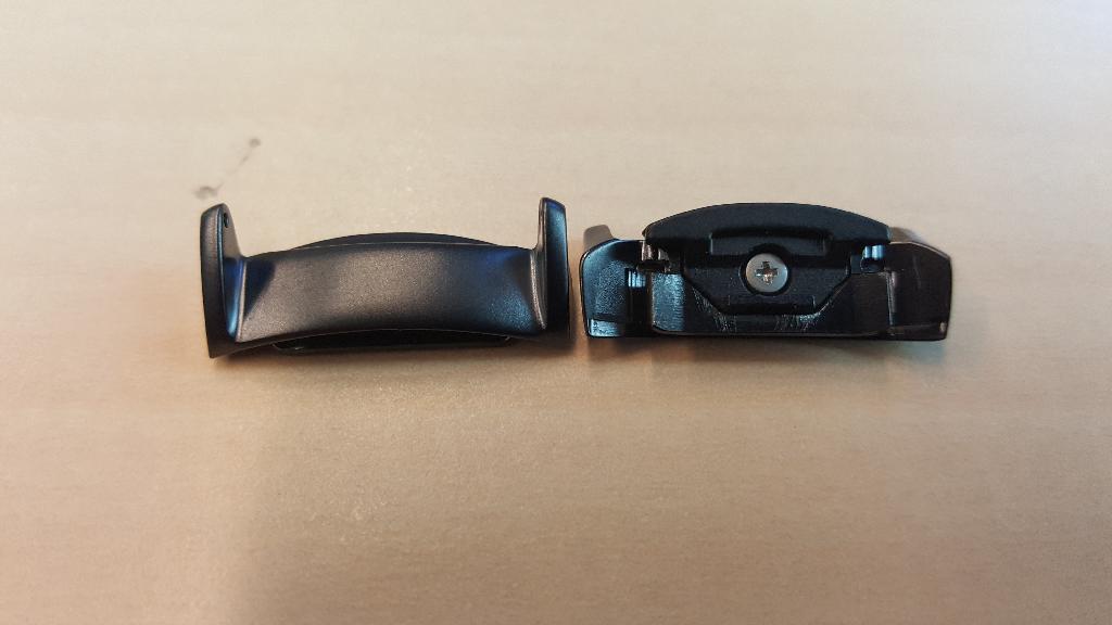 Een adapter voor een horlogebandje met de volgende kenmerken:
- ontworpen om een standaard horlogebandje te kunnen verbinden met een specifieke zogenoemde smartwatch;
- vervaardigd van gegoten staal;
- aan 1 zijde voorzien van holtes voor het plaatsen van een asje waarmee een standaard horlogebandje 
  kan worden bevestigd.
De adapter is per paar verpakt in een kleinhandelsverpakking.
