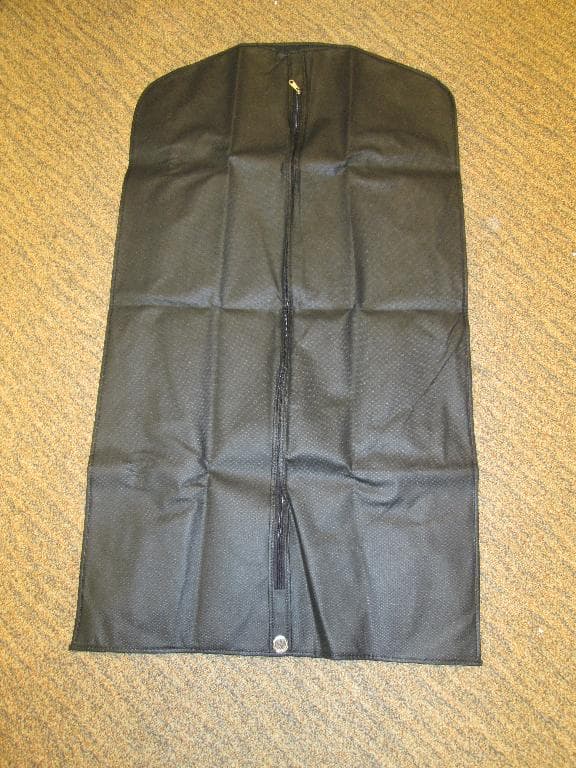 Een kledinghoes van textiel.
Voor het opbergen en vervoeren van kleding.
Met een buitenzijde van textielvezels van -volgens opgave- polypropyleen, welke door verhitting en door samenpersen zijn verbonden. Hiervan heeft de buitenzijde het karakter van textielvezels behouden. De randen en de zijden langs de ritssluiting en het verlengde daarvan zijn voorzien van een bies. Aan de rechte zijde is in het verlengde van de ritssluiting een ronde opening aangebracht met een verstevigingsring van onedel metaal.
Aan de buitenzijde bevindt zich een lus. De hoes is U-vormig met aan 1 zijde in het midden een opening met ritssluiting. In de ronding is een opening voor de haak van een kledinghanger aangebracht.