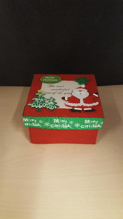 Een zogenoemde kerstbox met -volgens opgave- onder meer de volgende kenmerken:
- bestemd als decoratieartikel, kerstgeschenkverpakking en bergingsmiddel;
- vervaardigd van vilt;
- een bakje en een deksel voorzien van opschriften en figuurtjes en afbeeldingen van vilt;
- afmetingen van 12 x 12 x 7,5 cm.