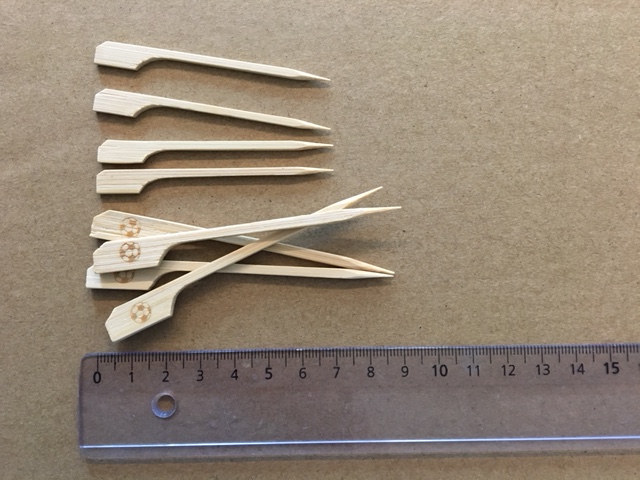 Zogenoemde gunshaped picks.
Bestemd om voedsel aan te prikken voor bijvoorbeeld het marineren en/of het roosteren.
Vervaardigd van bamboe
Aan de bovenzijde voorzien van een verbreding waarop eventueel een logo of naam kan worden gebrand. Aan de onderzijde voorzien van een punt. In verschillende afmetingen. Het artikel wordt aangemerkt als tafel-en keukengerei van hout zoals bedoeld bij GS-post 4419 van de gecombineerde nomenclatuur