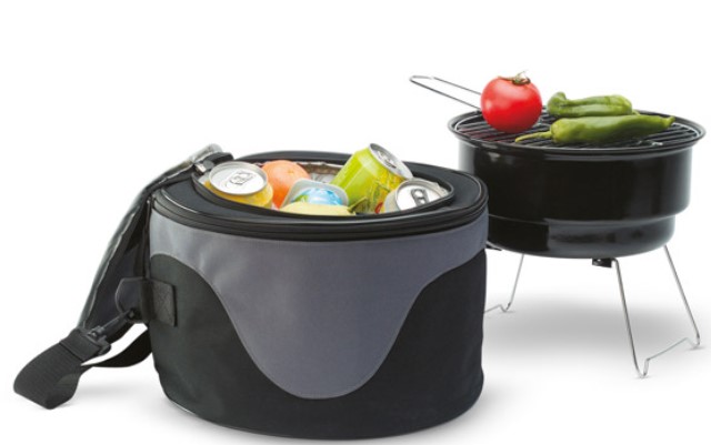 Een barbecueset met –volgens opgave- onder meer de volgende kenmerken en eigenschappen en bestaande uit:
- bestemd als barbecueset voor vaste brandstoffen;
- een metalen kom met een diameter van 26,8 cm en een hoogte van 13 cm; 
- 2 metalen poten voor onder de barbecue; 
- voor vaste brandstoffen;
- 2 roosters van metaal;
- een los handvat van metaal.