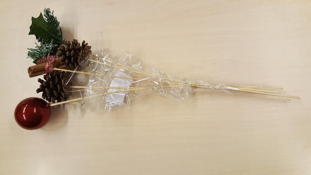 Een assortiment van zogenoemde bijstekers met -volgens opgave- onder andere de volgende kenmerken en eigenschappen:
- bestemd voor het versieren van bijvoorbeeld bloemstukken of boeketten;
- 2 gedroogde dennenappels;
- een toef groen van kunststof bestaande uit 3 dennentakjes en een gedroogde dennenappel, 
  bespoten met kunstsneeuw en 3 hulstblaadjes;
- 1 glanzende bal vervaardigd van kunststof;
- 3 gedroogde kaneelstokjes samengebonden door middel van een geruit lint; 
- gelijmd op stokken van bamboe met een lengte van ongeveer 45 cm.
Het geheel is opgemaakt voor de verkoop in het klein als een bos of bundel in een doorzichtige hoes van kunststof.
