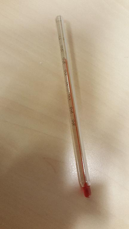 Een analoge thermometer met onder andere de volgende kenmerken:
- een thermometerbuis vervaardigd van glas;
- gevuld met vloeistof;
- rechtstreekse aflezing;
- een schaalverdeling in Celsius en Fahrenheit;
- niet gecombineerd met andere instrumenten;
- een lengte van 12,5 cm;  
- maakt deel uit van een set voor het maken van verse kaas.
De thermometer is opgemaakt voor de verkoop in het klein en wordt tezamen verpakt aangeboden met zout, Provençaalse kruiden, een houten lepel, een glazen weckpot, een kaasdoekzak, kaasvormpjes, een smeermes en stremseltabletten, waarvoor separate BTI’s zijn afgegeven onder respectievelijk referentienummer NL BTI 2017-1547, NL BTI 2017-1547-1, NL BTI 2017-1547-2, NL BTI 2017-1547-3, NL BTI 2017-1547-4, NL BTI 2017-1547-5, NL BTI 2017-1547-6 en NL BTI 2017-1547-8 en een niet karakterbepalende handleiding.